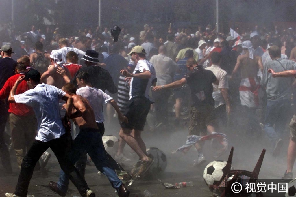 英俄球迷冲突两人命危 回顾历年欧洲杯球迷骚乱